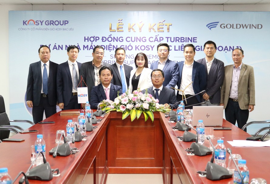 Chủ tịch Tập đoàn Kosy ông Nguyễn Việt Cường ký kết hợp đồng cung cấp turbine với Giám đốc Kinh doanh Goldwind International Renewable, ông Si Zhong Wu