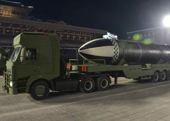 Triều Tiên duyệt binh hậu đại hội đảng, ra mắt tên lửa tàu ngầm mới