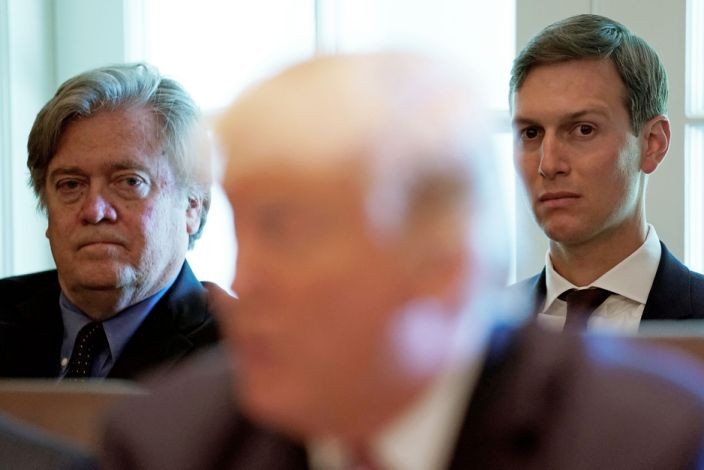 Ông Steve Bannon (trái) và con rể Tổng thống Trump - Jared Kushner (phải) nhìn về phía Tổng thống. Ảnh: Reuters