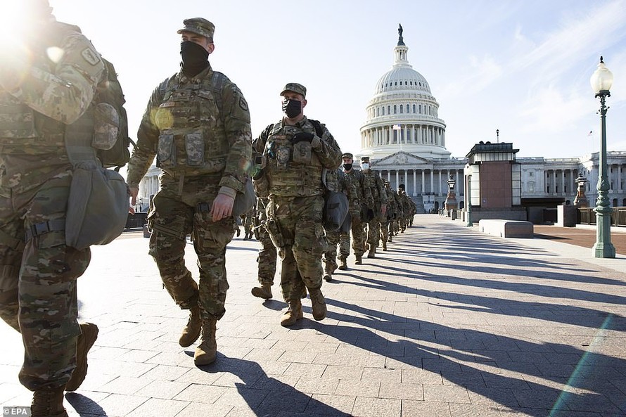 Lực lượng Vệ binh đi tuần tra ở Điện Capitol. 