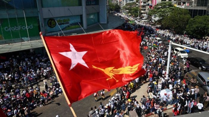 Cờ của đảng NLD được người biểu tình giương cao ở Yangon. Ảnh: BBC