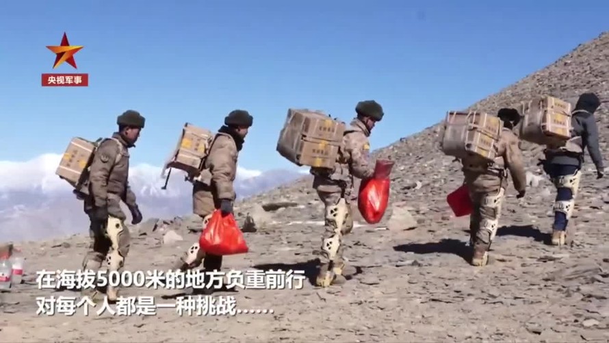 Binh sĩ Trung Quốc dùng ‘khung xương trợ lực’ mang quà Tết đến tiền đồn biên giới