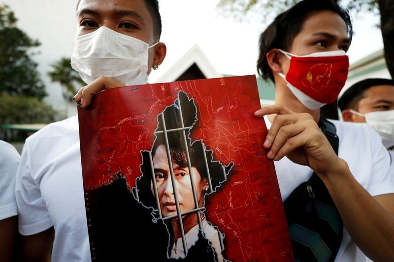 Người Myanmar cầm ảnh bà Suu Kyi biểu tình ở Bangkok (Thái Lan). Ảnh: Reuters
