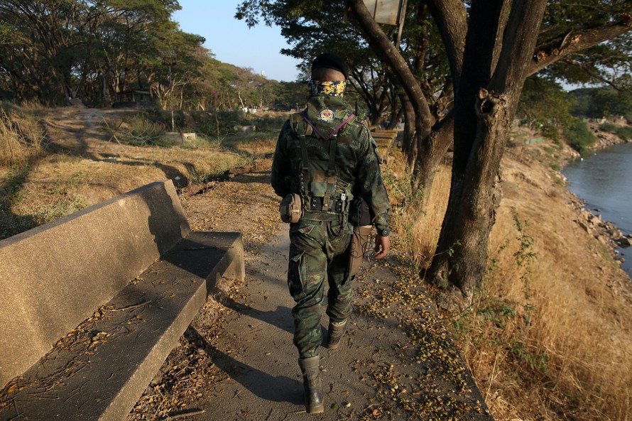 Binh sĩ Thái Lan đi tuần trên biên giới giáp Myanmar. Ảnh: Reuters
