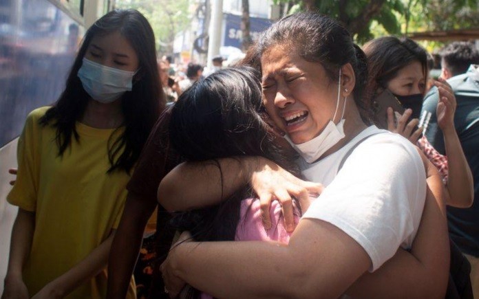 Người biểu tình được trả tự do ở Yangon ngày 24/3. Ảnh: Reuters