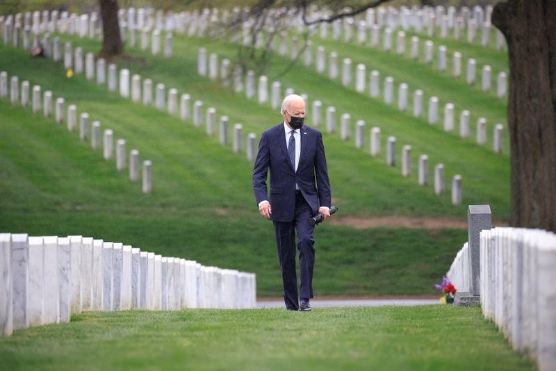 Ông Biden thăm nghĩa trang Arlington ngày 14/4. Ảnh: Reuters