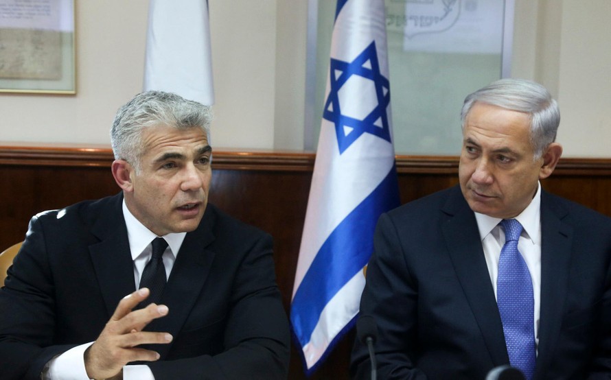 Thủ tướng Benjamin Netanyahu (phải) và ông Yair Lapid (trái). Ảnh: Times of Israel
