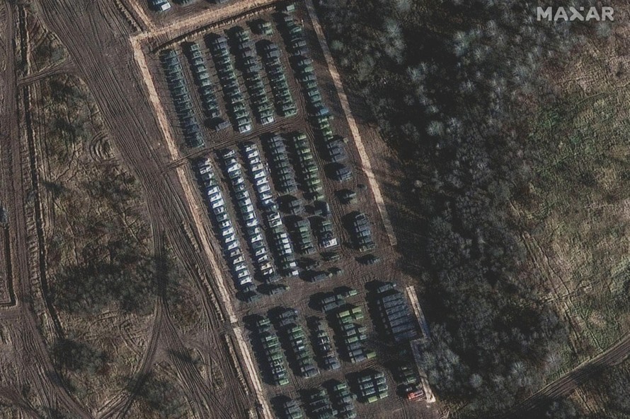 Hình ảnh vệ tinh độ phân giải cao cho thấy pháo tự hành và các thiết bị khác tập trung ở Yelnya. Ảnh: Maxar
