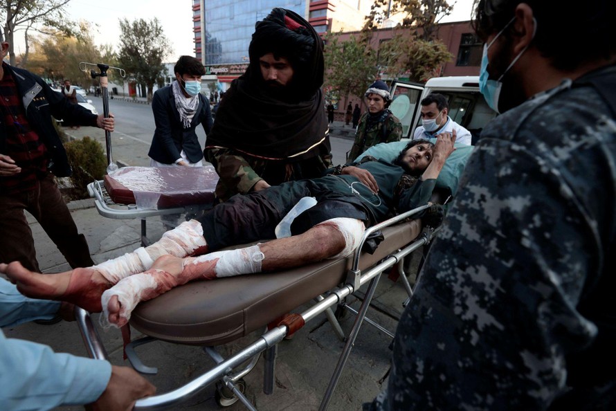 Một chiến binh Taliban bị thương trong vụ tấn công. Ảnh: Reuters