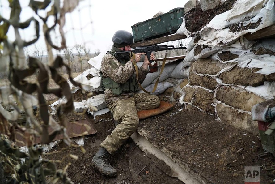 Binh sĩ Ukraine ở chiến trường miền Đông. Ảnh: AP