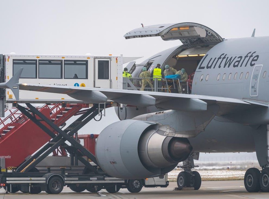 Bệnh nhân COVID-19 nặng từ những bệnh viện quá tải ở Đức sẽ được đưa đi nơi khác bằng máy bay. Ảnh: AP