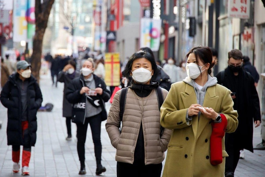 Người dân Seoul đeo khẩu trang đi dạo phố. Ảnh: Reuters