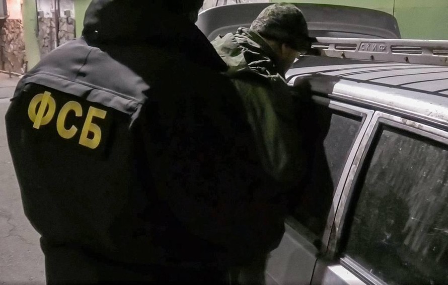 Nhân viên Cơ quan An ninh Liên bang Nga (FSB) bắt giữ một nghi phạm. Ảnh: Tass