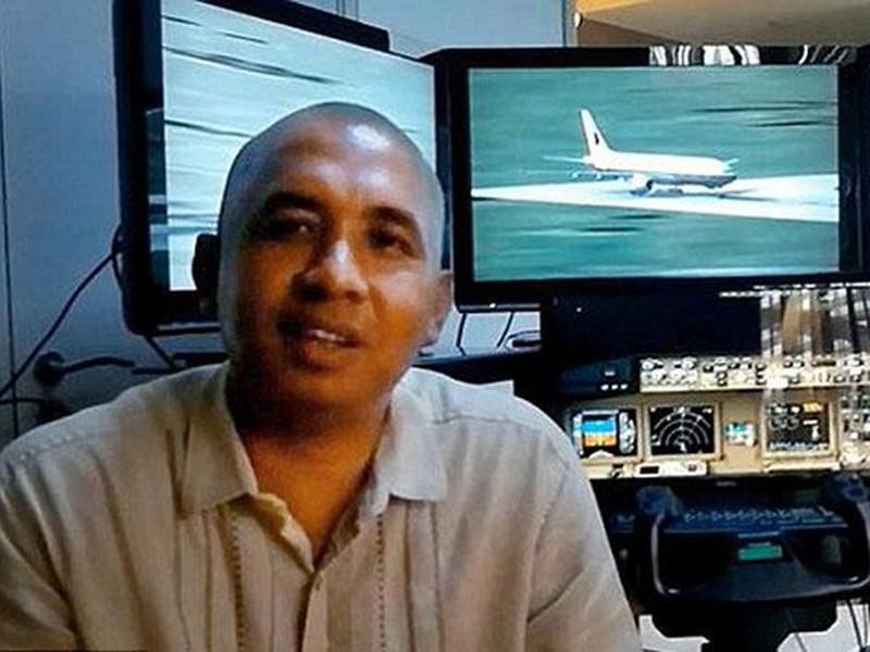 Cơ trưởng Zaharie Ahmad Shah. Ảnh ngồi trước thiết bị mô phỏng chuyến bay: Daily Mail