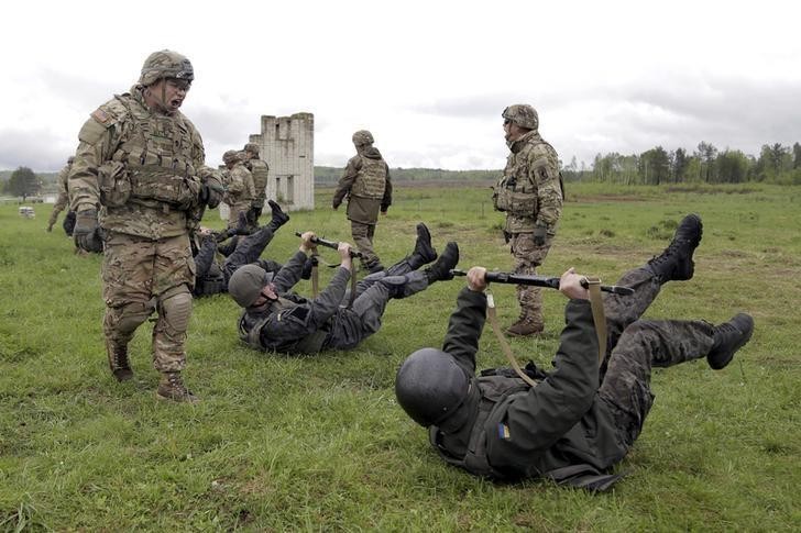 Lực lượng Mỹ tham gia huấn luyện binh sĩ Ukraine hồi năm 2015. Ảnh: Reuters