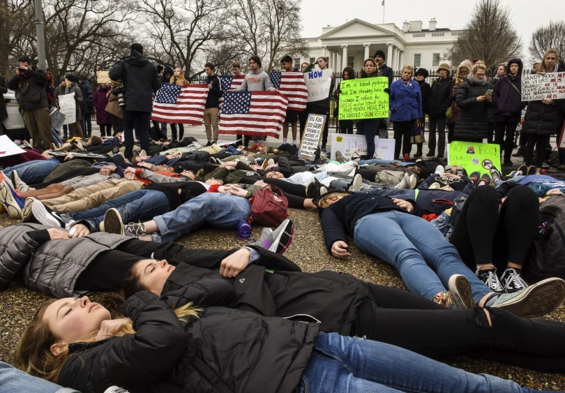 HSSV Mỹ nằm dài bên ngoài Nhà Trắng để kêu gọi thắt chặt quản lý súng đạn, giảm thiểu các vụ xả súng trường học. Ảnh: Washington Post.