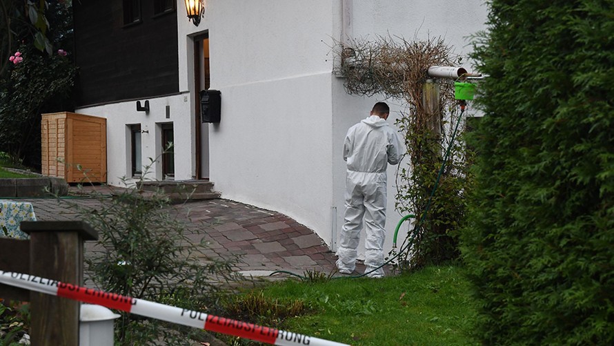 Bác sĩ pháp y tại ngôi nhà nơi có 5 người bị giết sáng 6/10. Ảnh: Getty Images.