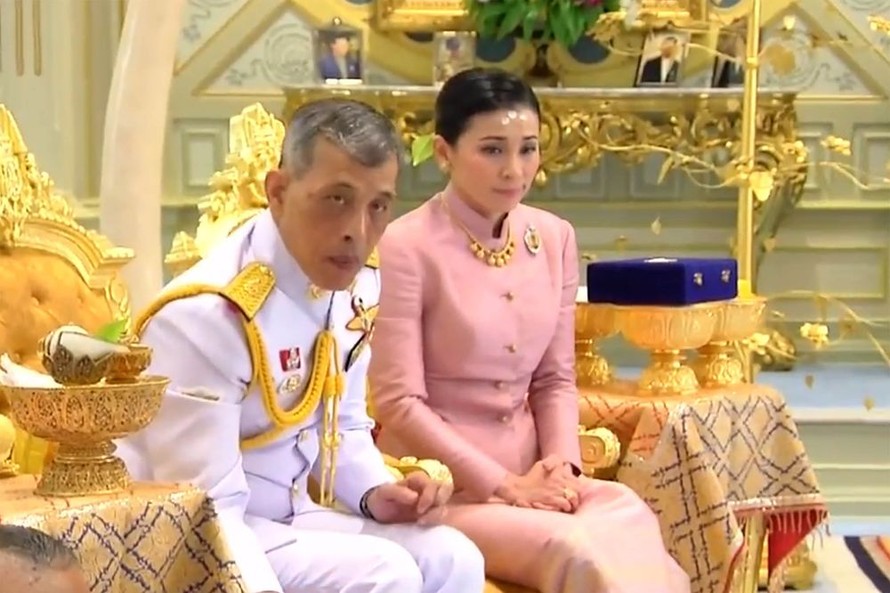 Nhà vua Thái Lan Maha Vajiralongkorn và Hoàng hậu Suthida hôm 1/5 ở Bangkok. Ảnh: Thai TV.