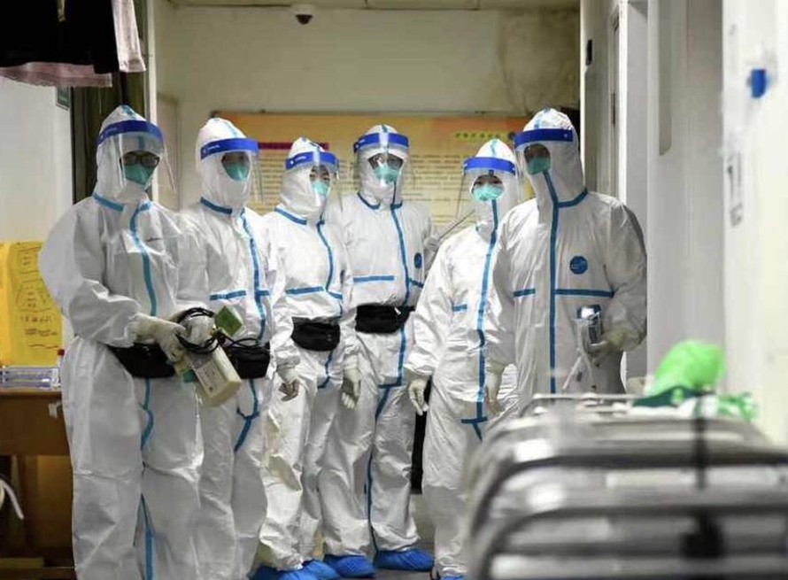 Các nhân viên y tế ở bệnh viện Vũ Hán mặc đồ bảo hộ kín mít sau khi 15 đồng nghiệp nhiễm coronavirus mới. Ảnh: China Daily.