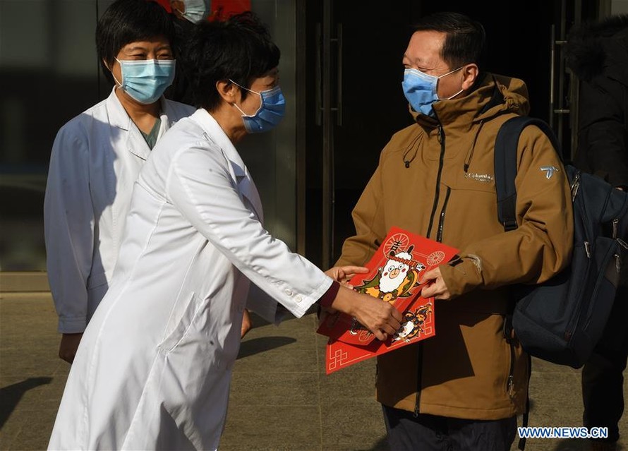 Giám đốc Bệnh viện Bắc Kinh (trái) ngày 30/1 tặng tranh chữ Phúc cho bệnh nhân nhiễm coronavirus mới – ông Wang Guangfa (Trưởng khoa Phổi – Bệnh viện Đệ nhất thuộc Đại học Bắc Kinh. Ảnh: Xinhua.