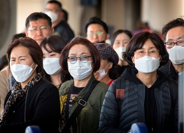 Hành khách đến Los Angeles, Mỹ hôm 29/2 đều đeo khẩu trang phòng coronavirus mới. Ảnh: Getty.