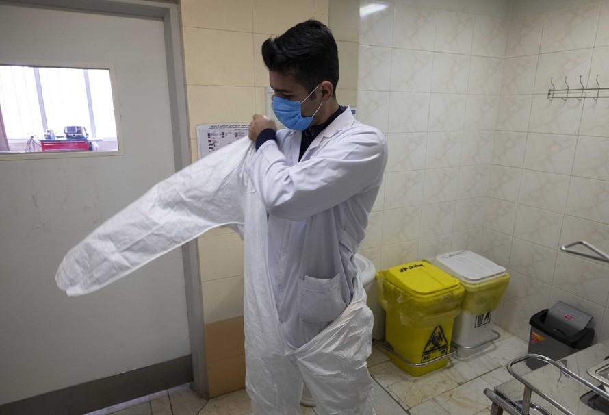 Nhân viên bệnh viện chuẩn bị vào phòng cách ly - nơi có 1 người nghi mắc Covid-19 (chụp ngày 9/2 tại thủ đô Tehran của Iran). Ảnh: SIPA. 