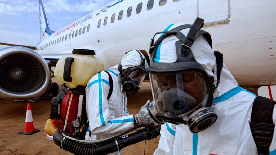 Nhân viên sân bay quốc tế Juba của Nam Sudan chuẩn bị khử khuẩn chiếc máy bay hạ cánh hôm 3/4. Ảnh: Getty Images.