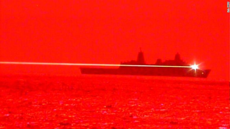 Vũ khí laser đặt trên tàu chiến của Hải quân Mỹ đốt cháy máy bay không người lái trên Thái Bình Dương ngày 16/5. Ảnh: US Navy.