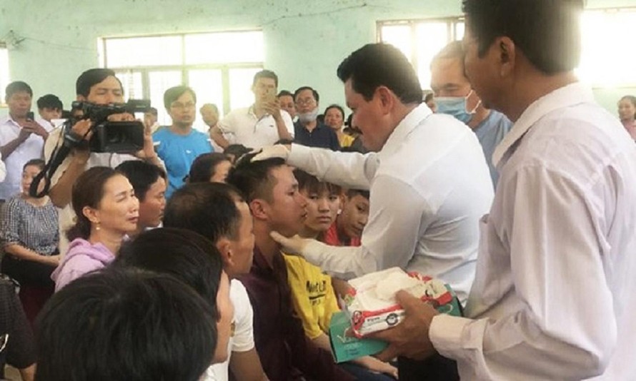 Ông Võ Hoàng Yên chữa bệnh cho người dân Bình Sơn (Quảng Ngãi) vào giữa tháng 7/2020. Ảnh: Nguyễn Ngọc 