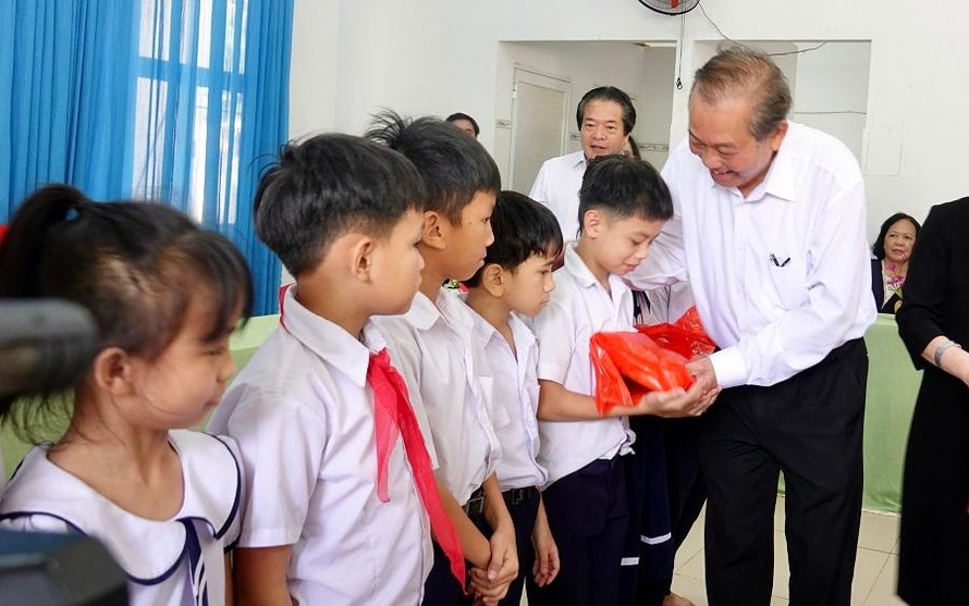 Phó Thủ tướng Thường trực Chính phủ Trương Hòa Bình thăm, tặng quà Trung tâm Nuôi dạy trẻ khuyết tật Võ Hồng Sơn. Ảnh: Nguyễn Ngọc 