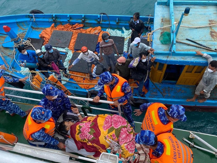 Tàu CSB 2014 đang khẩn trương đưa ngư dân gặp nạn vào đất liền cấp cứu. Ảnh: CSB