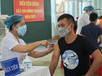 Công tác tiêm vắc xin trên địa bàn tỉnh Bình Định. Ảnh: Trương Định
