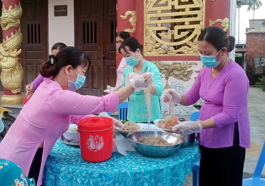 Hơn 1 tuần nay, các chị em phụ nữ trên địa bàn xã Hòa Tiến (huyện Hòa Vang, Đà Nẵng) tổ chức nấu cơm "tiếp sức" cho các tổ lưu động làm căn cước công dân trên địa bàn. Ảnh: NVCC