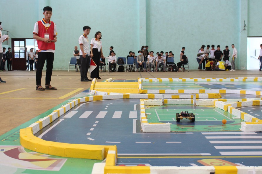 Robot của đội Bees (ĐH CNTT & Truyền thông Việt - Hàn) thể hiện tốc độ và sự ổn định qua từng vòng thi và giành quán quân Cuộc thi Sáng tạo RoboCar 2021. Ảnh: G.T 