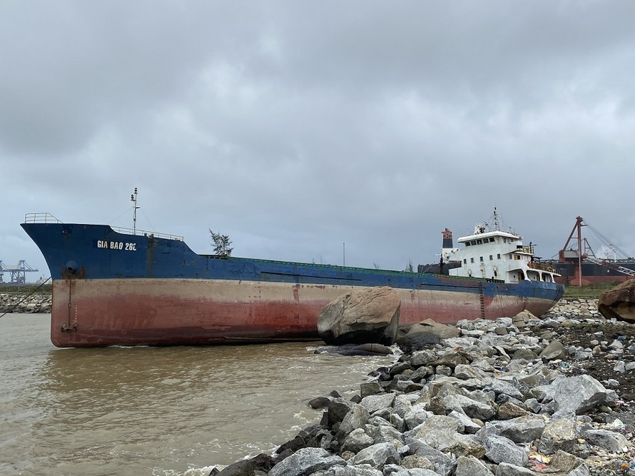 Tàu vận tải Gia Bảo 268 bị đứt dây neo, trôi dạt vào bờ biển Quảng Ngãi. Ảnh: Nguyễn Ngọc