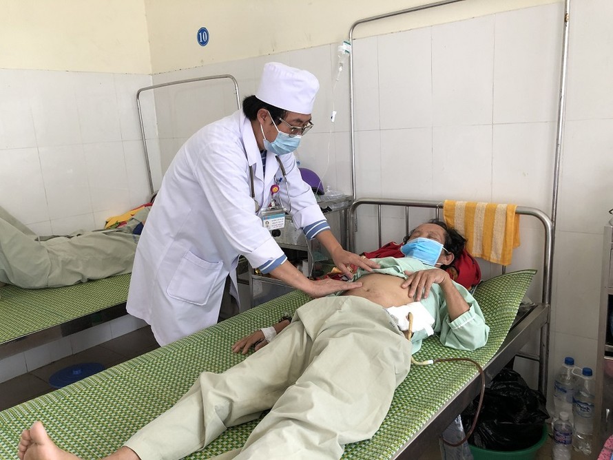 Hiện bệnh nhân đang điều trị tại khoa Nhiệt đới của bệnh viện Đa khoa Quảng Ngãi. Ảnh: N.N