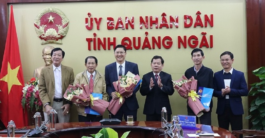 UBND tỉnh Quảng Ngãi công bố các quyết định về công tác cán bộ. Ảnh: CTT