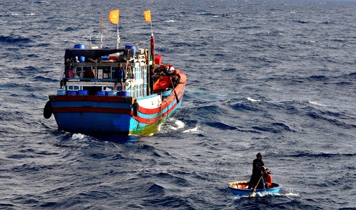 Ngư dân Bình Định cứu vớt được một công dân Philippines trên biển. Ảnh minh họa