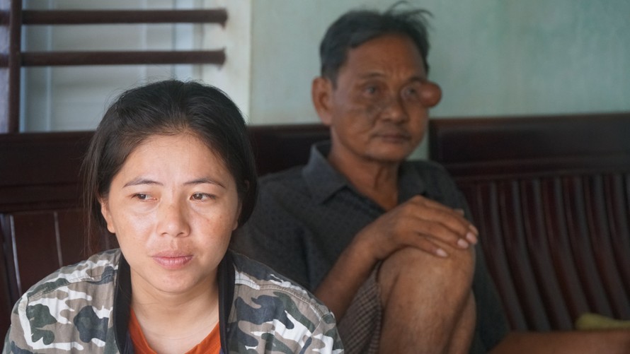 Chị Huỳnh Thị Tiết (34 tuổi, vợ của anh Huỳnh Xuân Phi) vui mừng, vỡ òa lên khi biết tin chồng mình còn sống. Ảnh: Trương Định