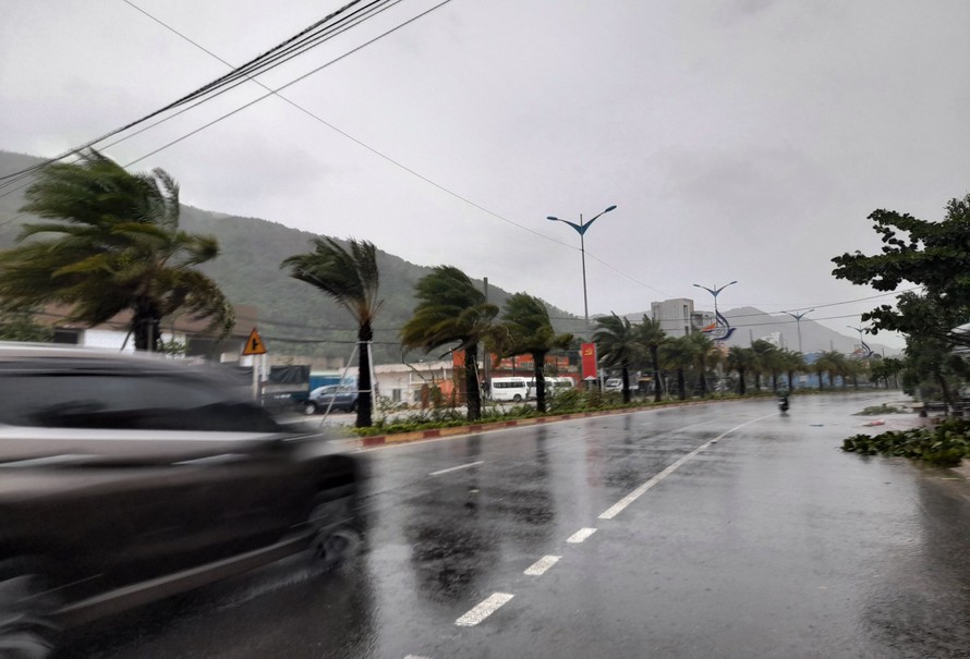 Theo Ban chỉ huy PCTT và TKCN tỉnh Bình Định, do ảnh hưởng của hoàn lưu bão số 12 kết hợp với không khí lạnh nên từ nay đến 12/11, khu vực tỉnh Bình Định có mưa to đến rất to. Ảnh: Trương Định