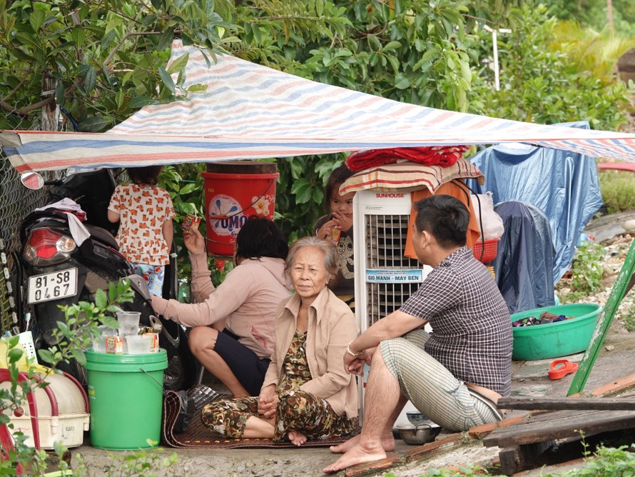 Một hộ dân ở phường Nhơn Phú (TP Quy Nhơn) có nhà bị ngập nước phải di dời lên đường sắt để tránh lũ. Ảnh: H.T