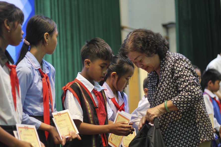 Bà Trương Mỹ Hoa trao tặng học bổng cho các cháu học sinh. Ảnh: Trương Định