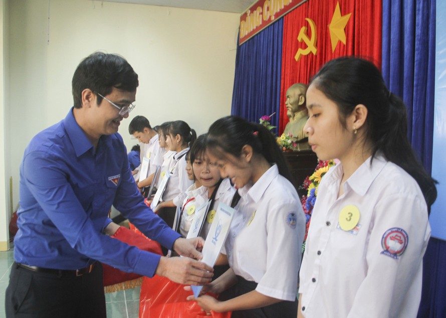 Bí thư Thường trực Bùi Quang Huy trao quà cho các em học sinh. Ảnh: Trương Định