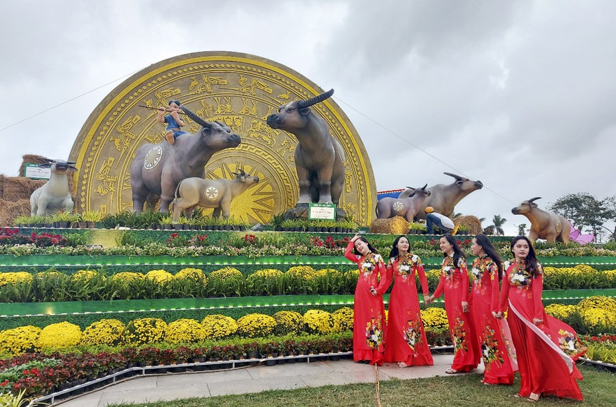 Người dân tham quan, chụp ảnh cùng biểu tượng linh vật năm Tân Sửu 2021. Ảnh: Trương Định