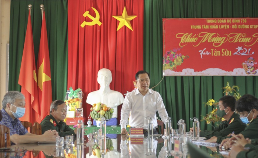 Chủ tịch UBND tỉnh Bình Định Nguyễn Phi Long kiểm tra tình hình hoạt động các đơn vị đang tổ chức cách ly tập trung. Ảnh: Trương Định