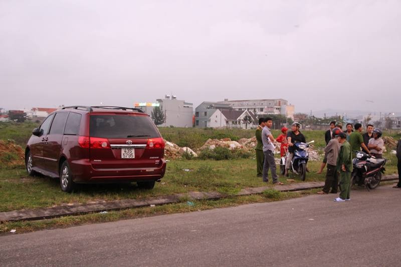 Chiếc xe bị bỏ lại ngã ba Nguyễn An Ninh - Nguyễn Tất Thành sau khi tài xế cướp tiền.