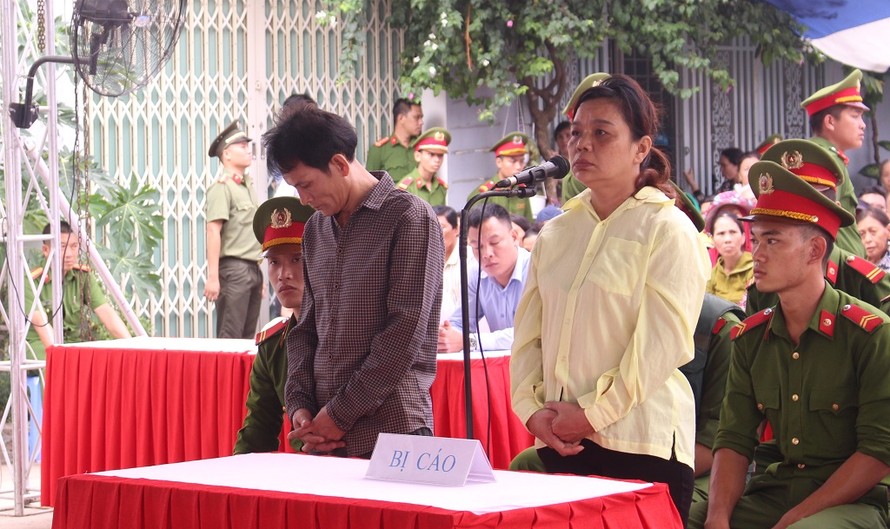 Hai bị cáo Nguyễn Hùng Dũng và Lê Thị Phương Oanh bị xét xử lưu động vì hành vi giết người và phi tang xác tại vịnh Mân Quang. Ảnh: Giang Thanh