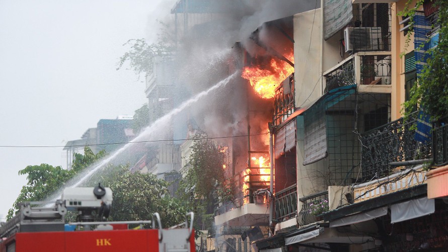 Cháy nhà ở phố Hàng Ngang, dân phố cổ náo loạn