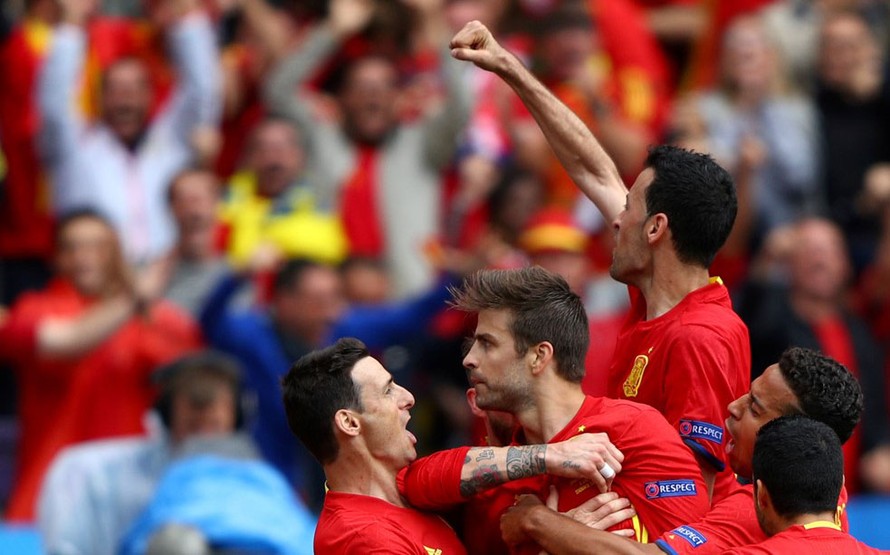 Các cầu thủ Tây Ban Nha ăn mừng bàn thắng của Pique.