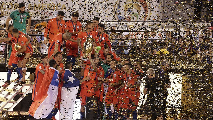 Các cầu thủ Chile nhận Cup vô địch